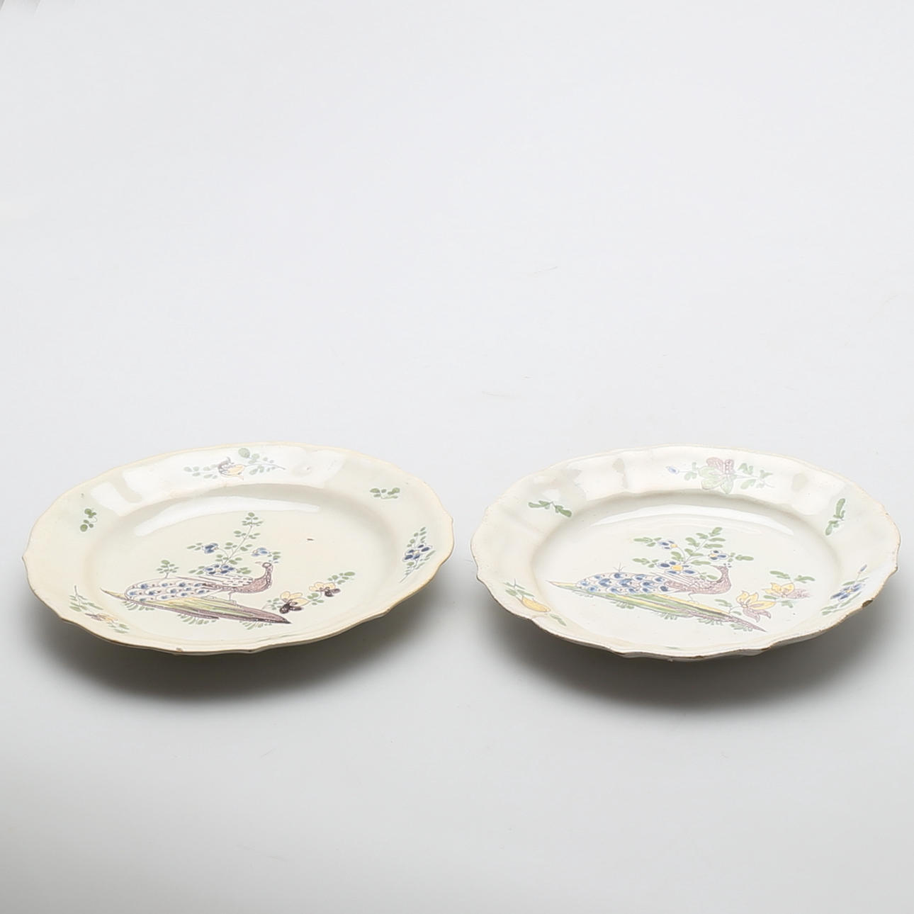 TALLRIKAR, ett par, fajans. Sannolikt Frankrike 1700-tal, märkta PL.