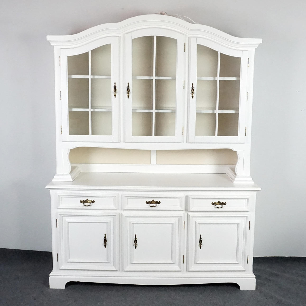 Et vitrineskab, med belysning, Eton, stemplet.