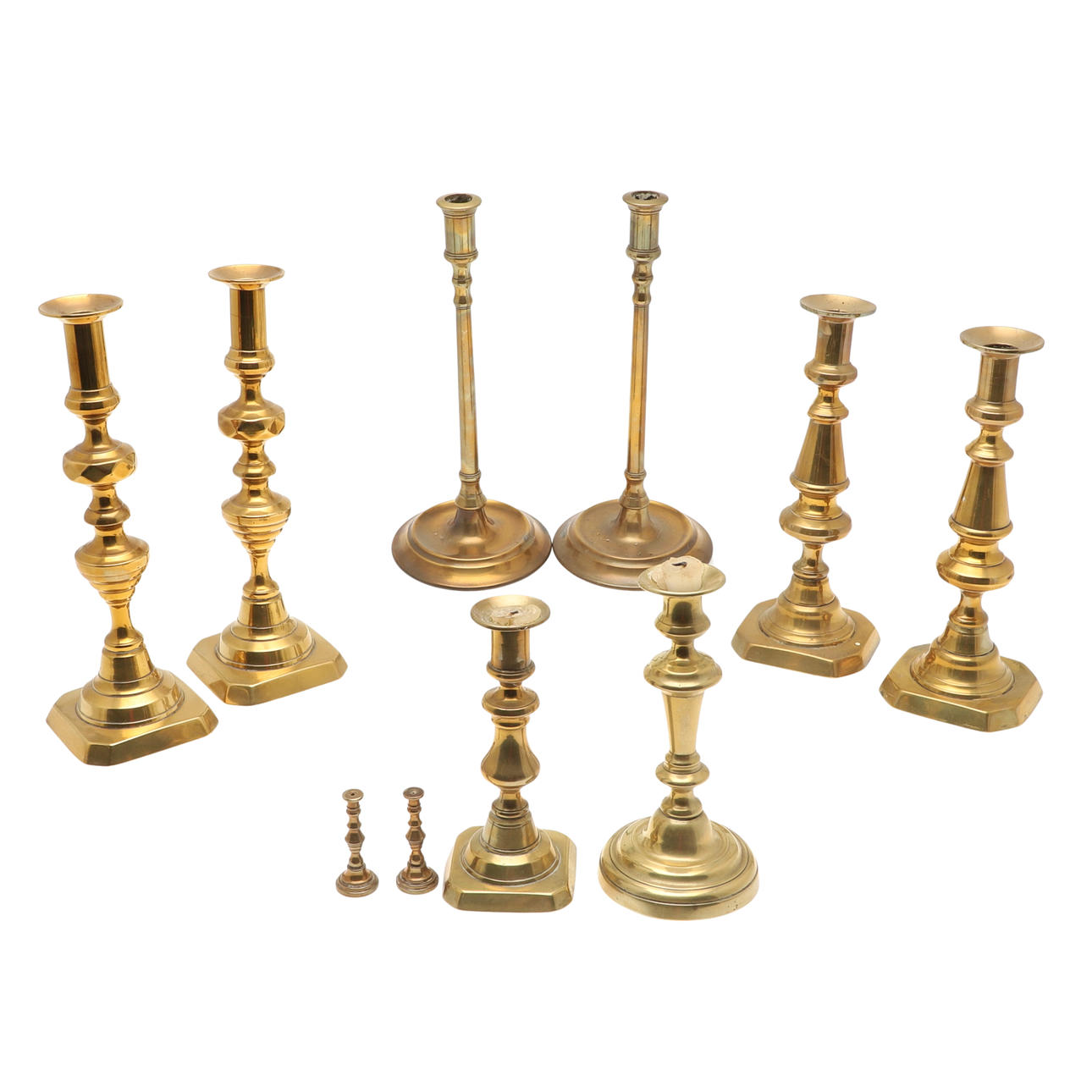 EN MÄNGD MÄSSINGSLJUSSTAKAR.