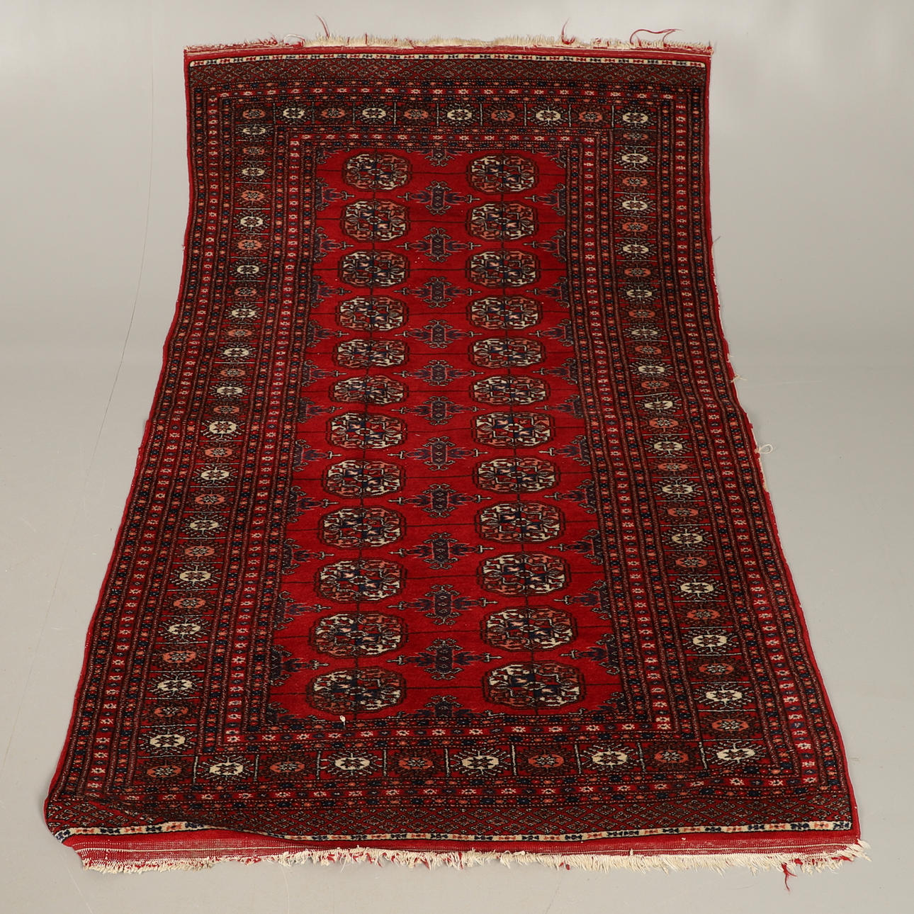 A PAKISTAN BOKHARA PATTERN RUG. Carpets & Textiles - Carpets - Auctionet