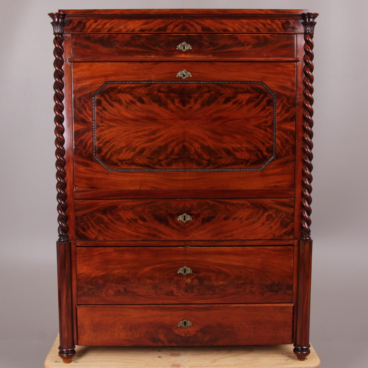 CHIFFONJE, nyrenässans, 1800-talets andra hälft.