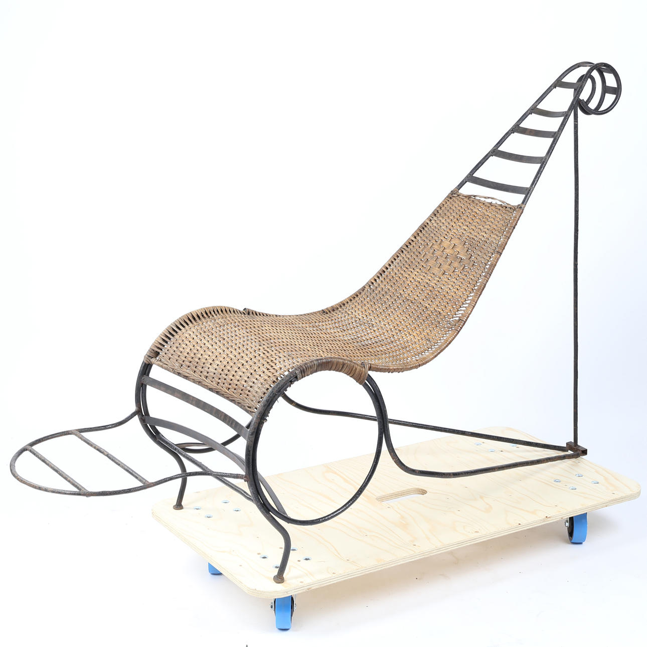 EINE SONNENLIEGE AUS EISEN UND KORBGEFLECHT.