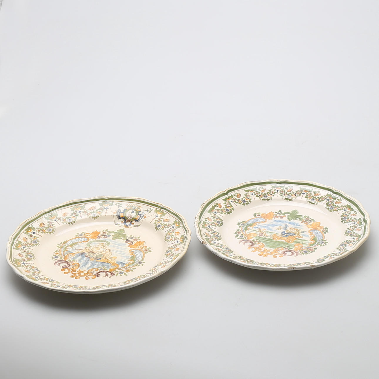 FAT, 2 st fajans. Frankrike Moustiers, 1700-tal. Olerys & Laugier, dekor av Pelloquin.