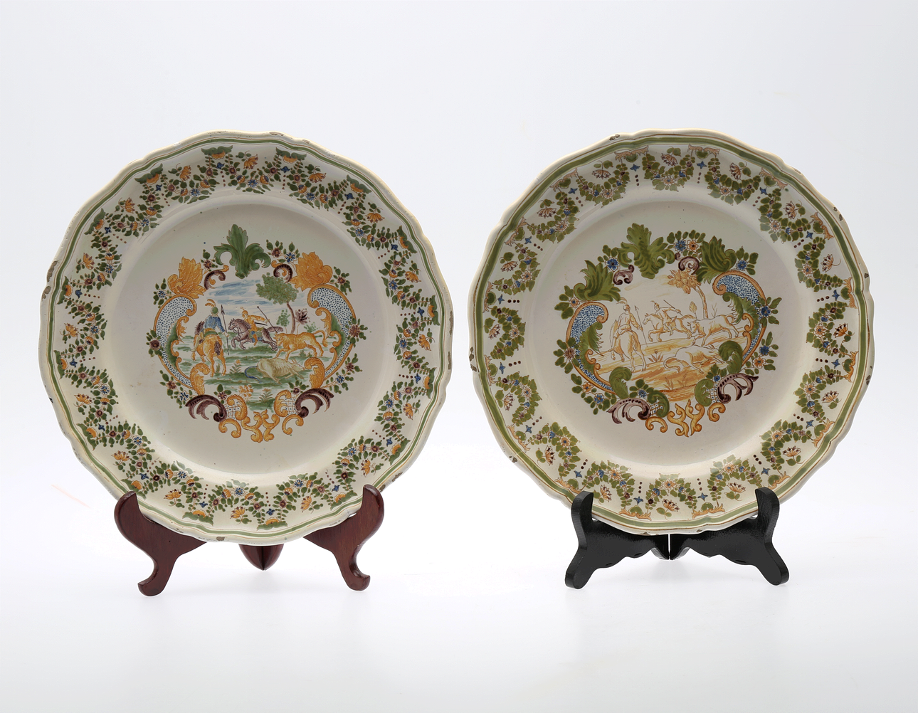 FAT, 2 st fajans. Frankrike Moustiers, 1700-tal. Olerys & Laugier, dekor av Pelloquin.