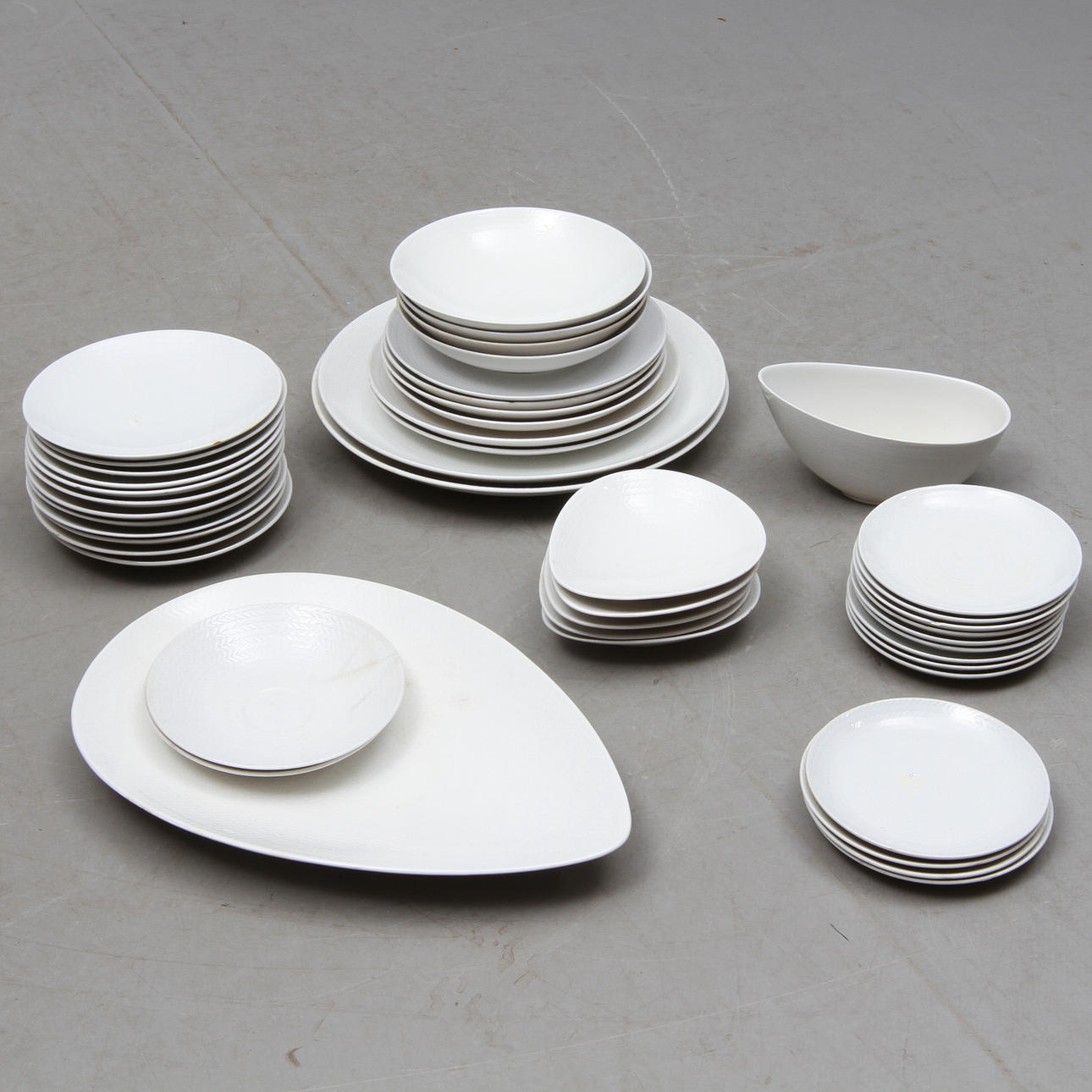 SERVISDELAR, ca 45 delar, "Blå Eld", Hertha Bengtsson, Rörstrand.