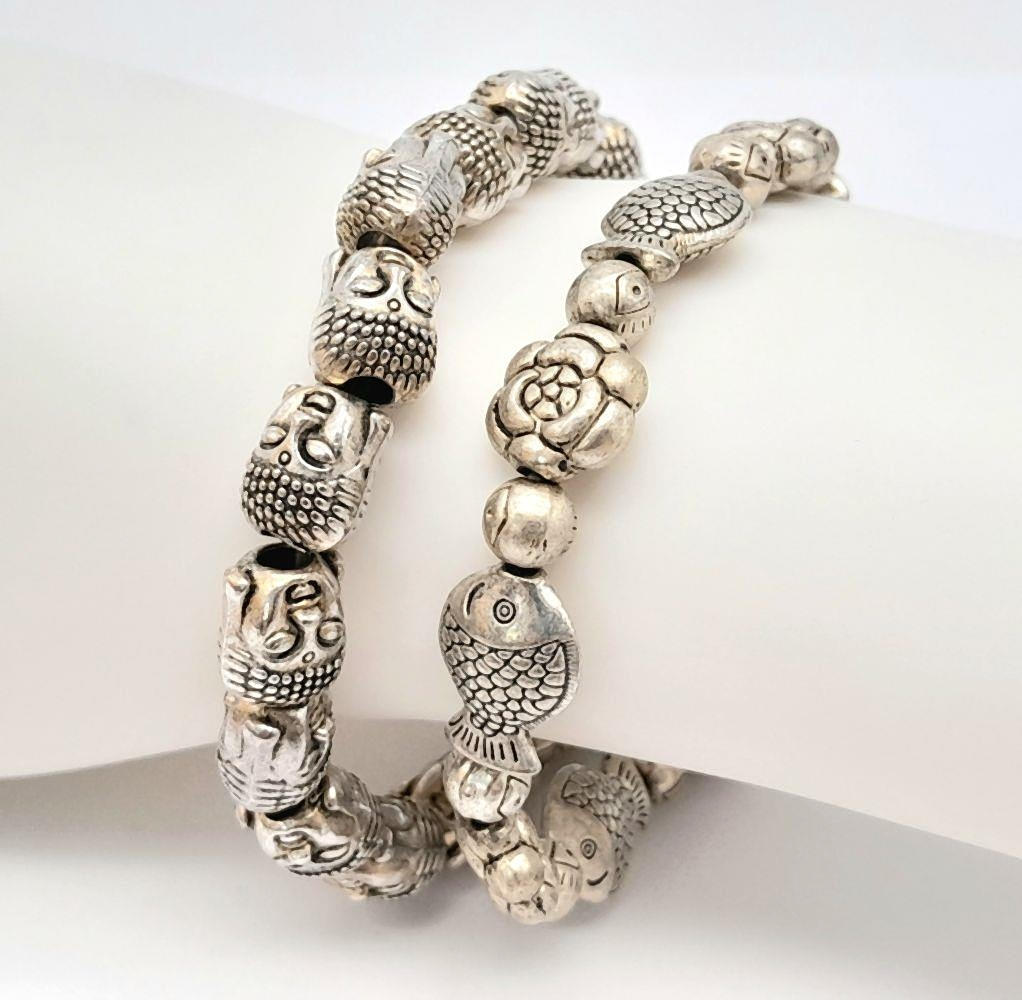 TVÅ EXPANDERBARA TIBETANSKA SILVERARMBAND. 1807 - 761.