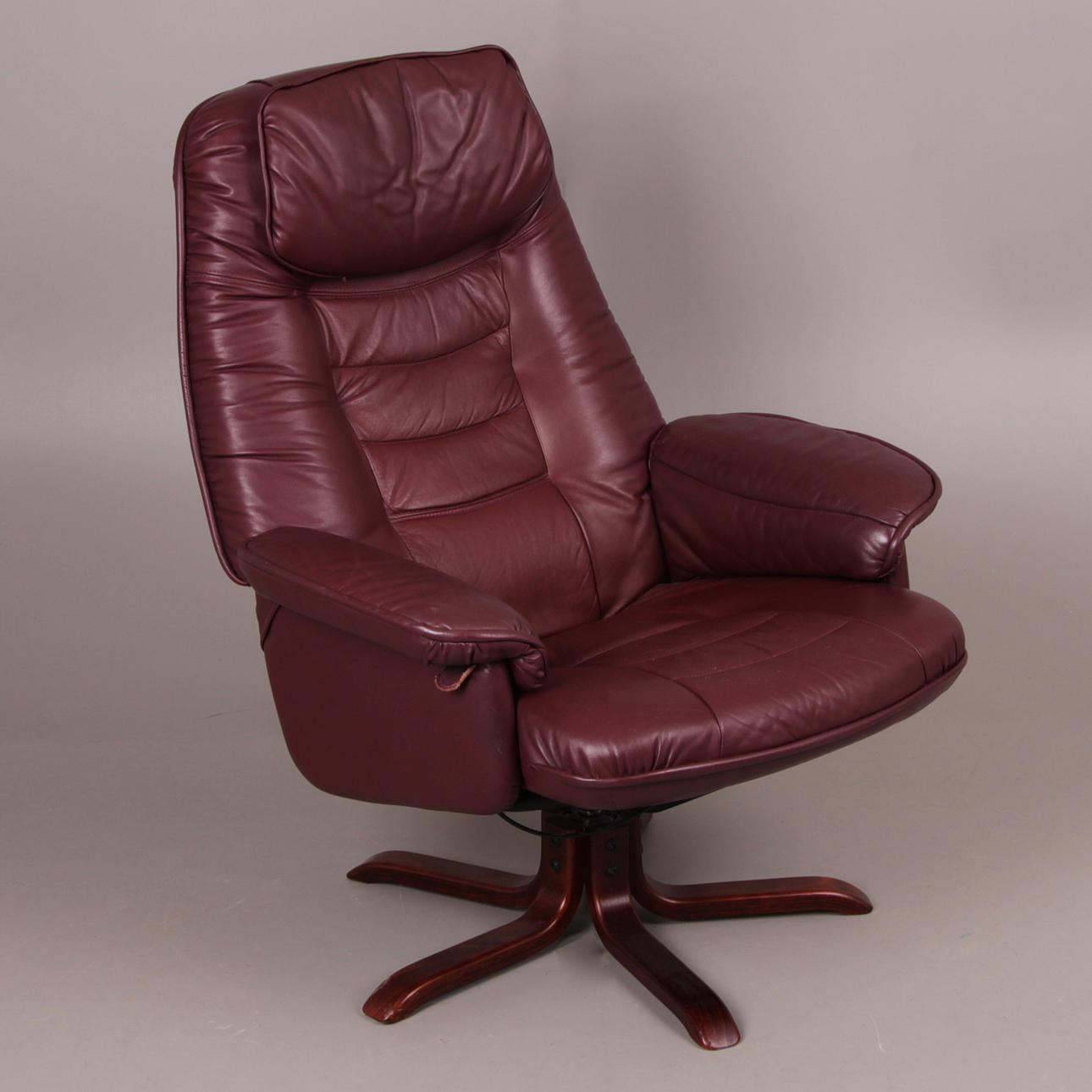 SNURRFÅTÖLJ, konstskinn, 1900-talets andra hälft.