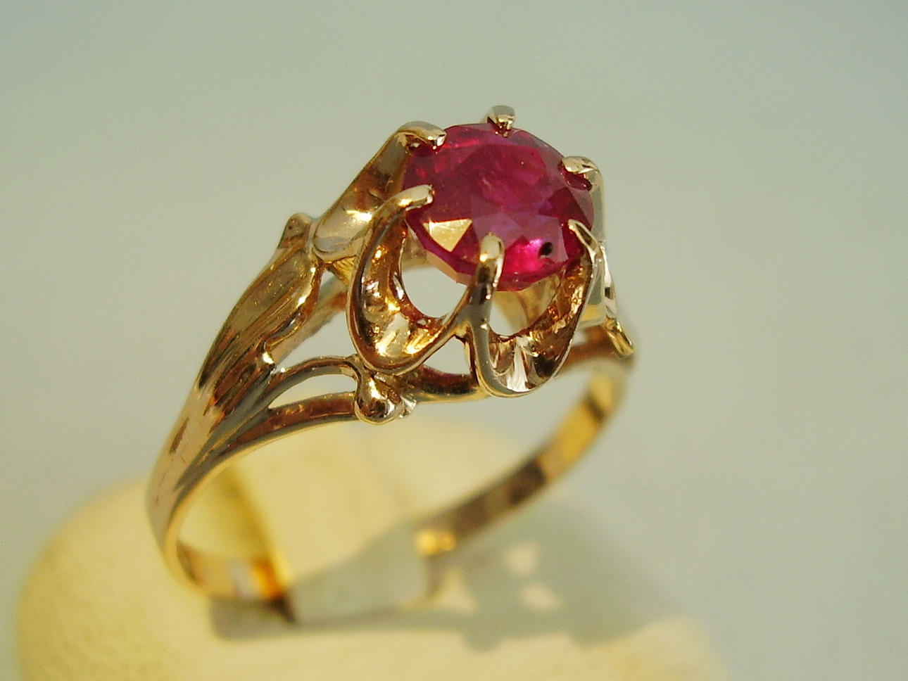 RUSSIAN RUBY RING, roséguld 583 handgjord omkring 1930.