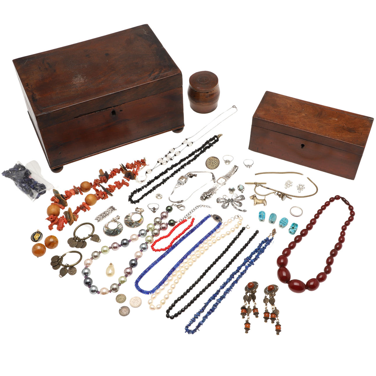 EINE KIRSCHBERNSTEINKETTE UND ANDERE GEGENSTÄNDE.