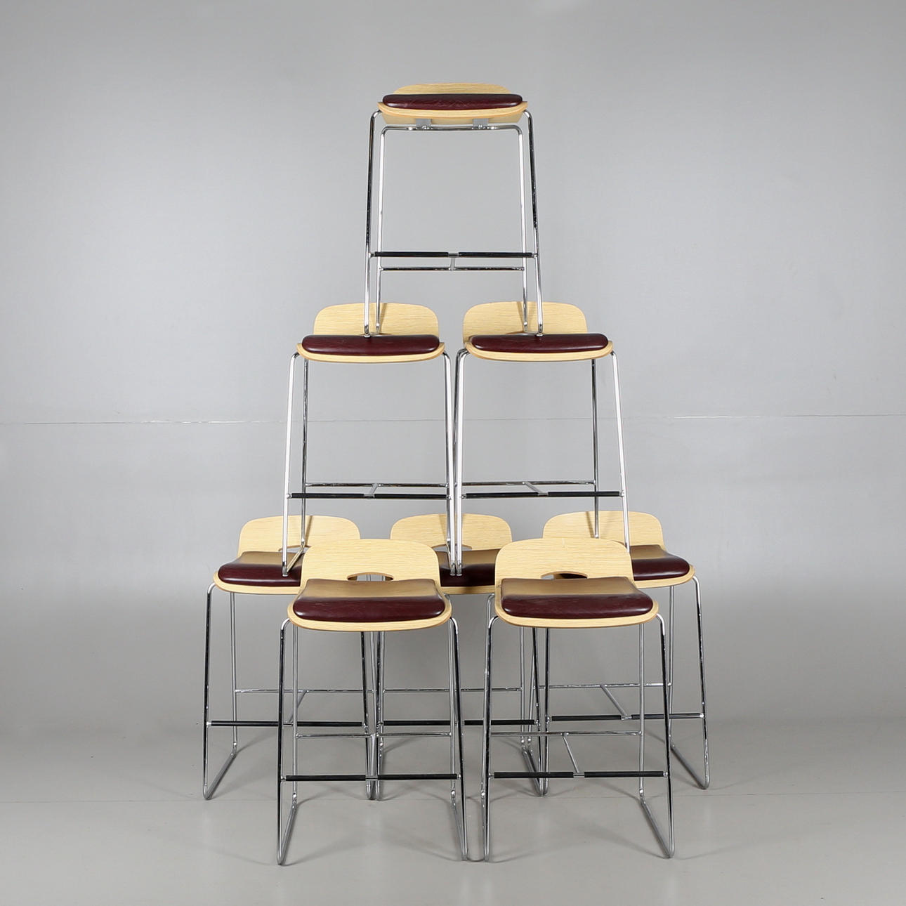 BARSTOLAR, 8 st, trä/skinn samt metall, 1900-talets senare hälft.