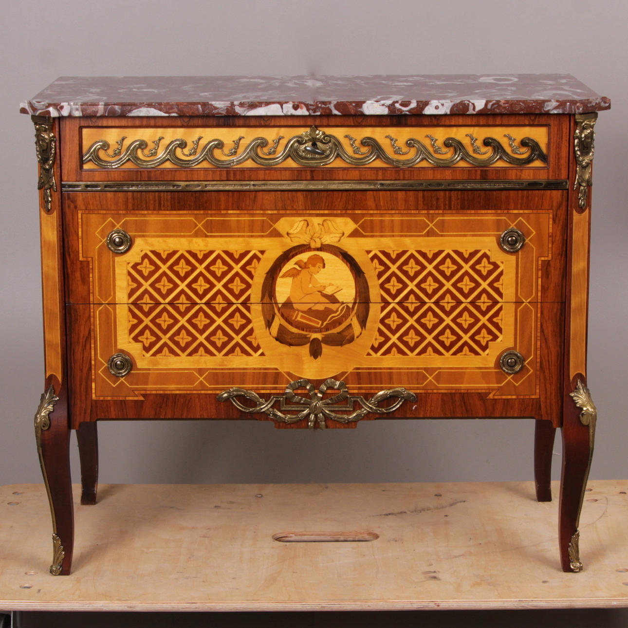 BYRÅ, med stenskiva, gustaviansk stil, Ryden Möbler AB, Nybro, 1900-talets mitt.