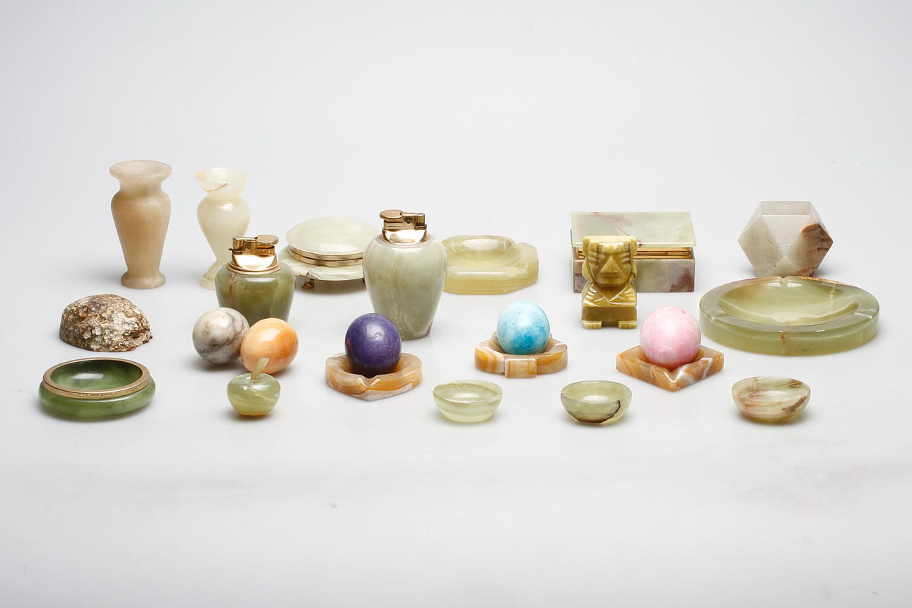 ALABASTERFÖREMÅL, 23 delar samt RÅSTEN.