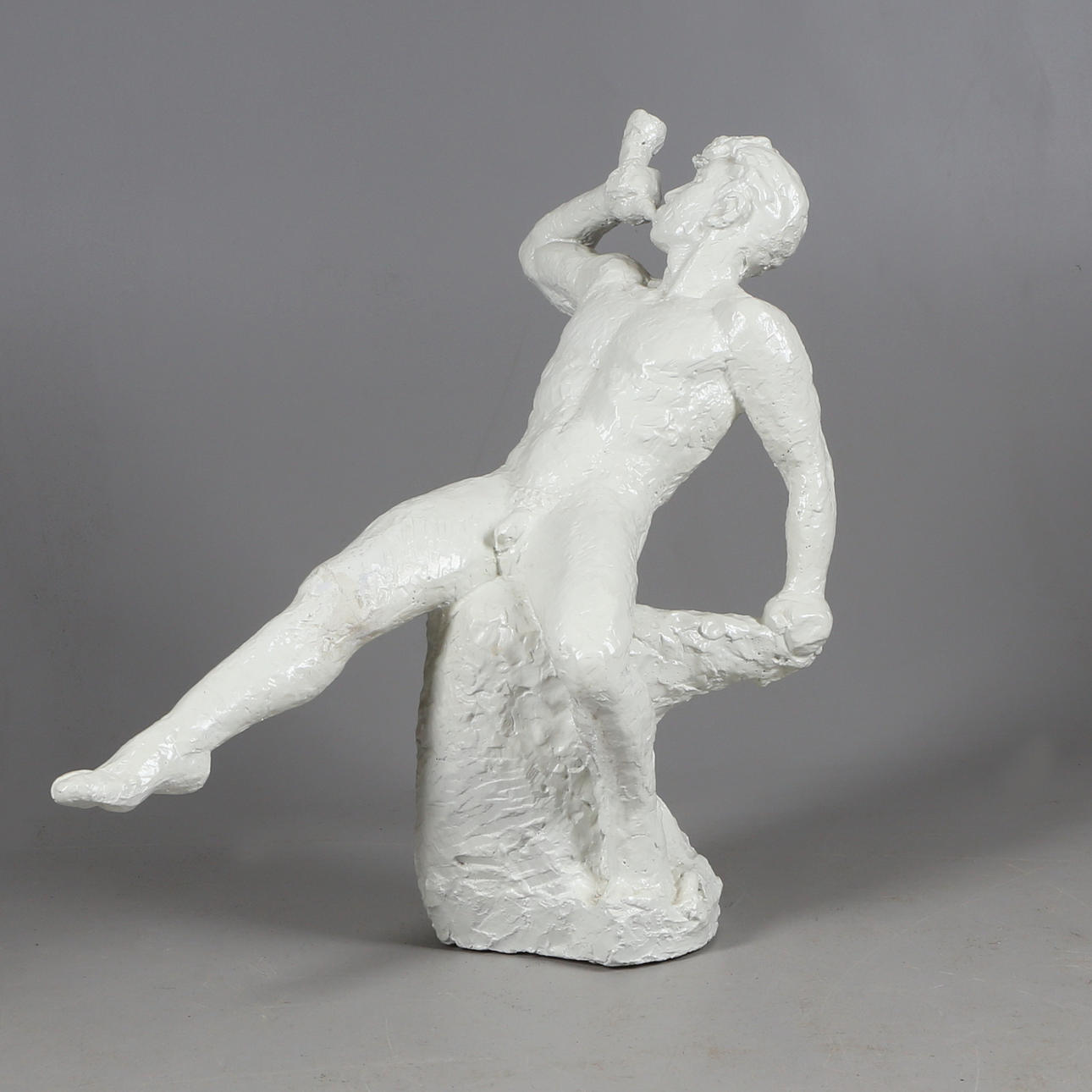 OIDENTIFIERAD KONSTNÄR. SKULPTUR, föreställande naken man blåsandes i horn, signerad C L, 1900-tal.