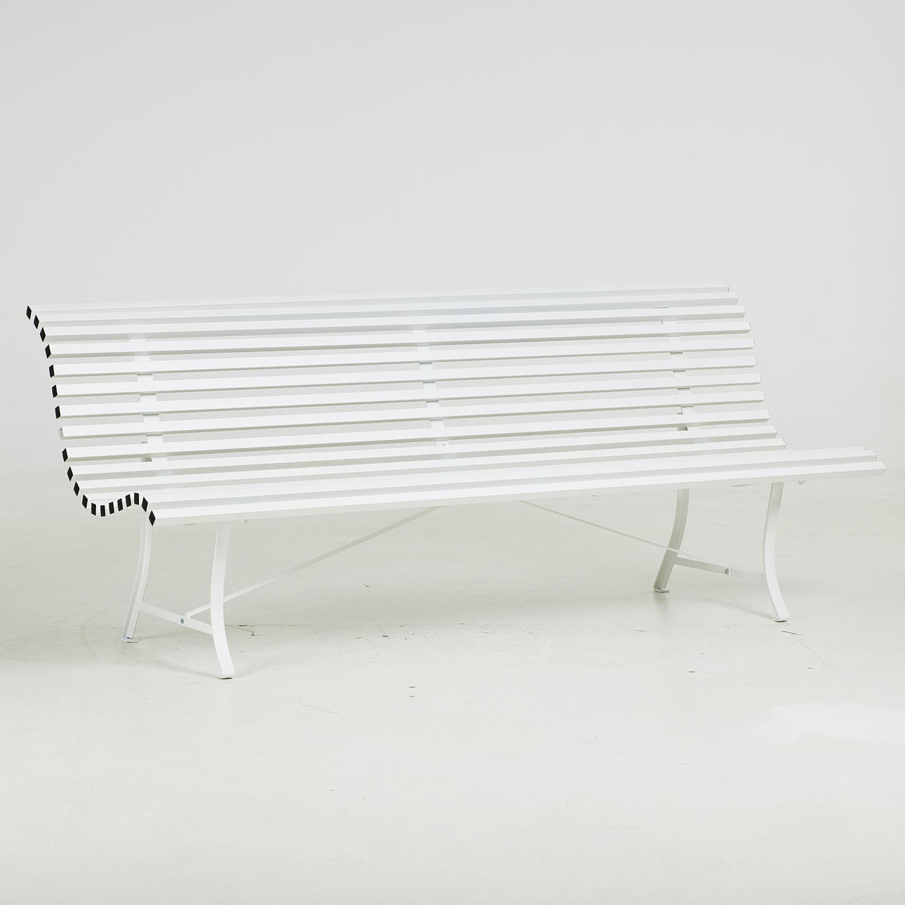 FERMOB, "Louisiane Bench", trädgårdssoffa, samtida, vitlackerad aluminium.