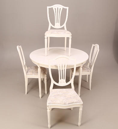 MÖBELGRUPP, 5 delar, gustaviansk stil, vit: bord + 4 stolar.