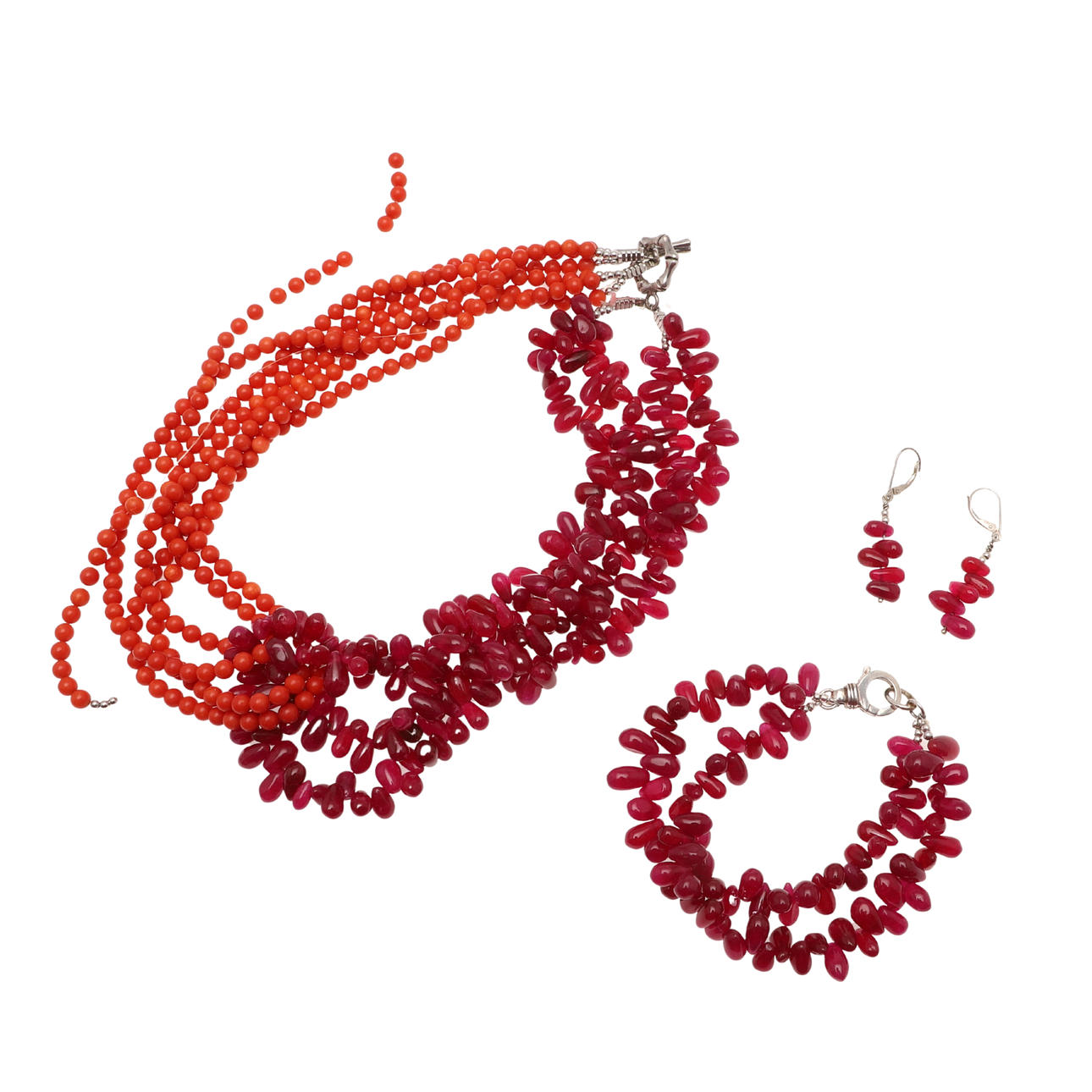 COLLAR, PULSERA Y PENDIENTES DE RUBÍ Y CORAL.