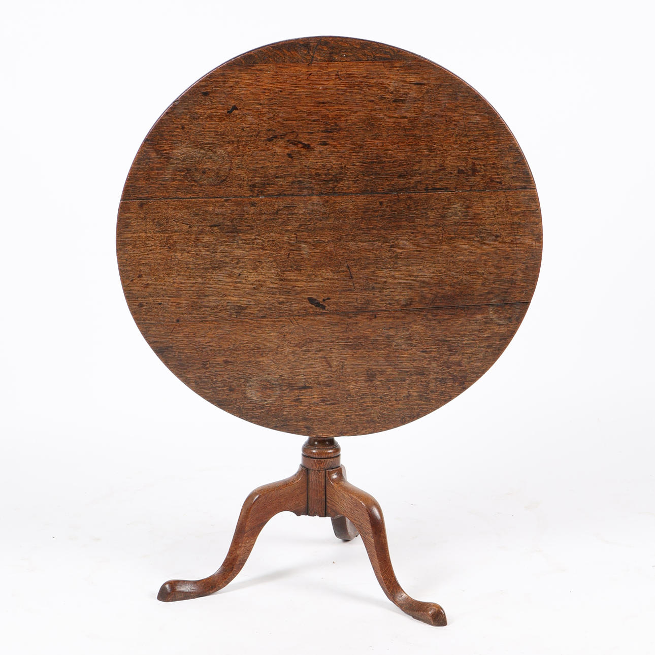 ET LEJLIGHEDSVIST BORD MED RUND EGETRÆSVIPPE.