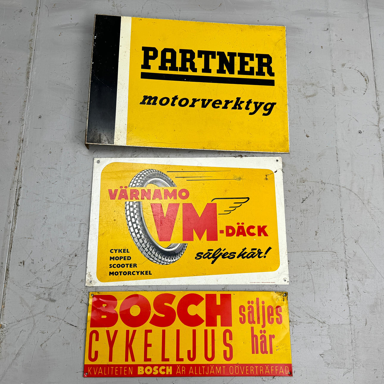 PARTI SKYLTAR, plåt, 3 st, ca 1950/70-tal.