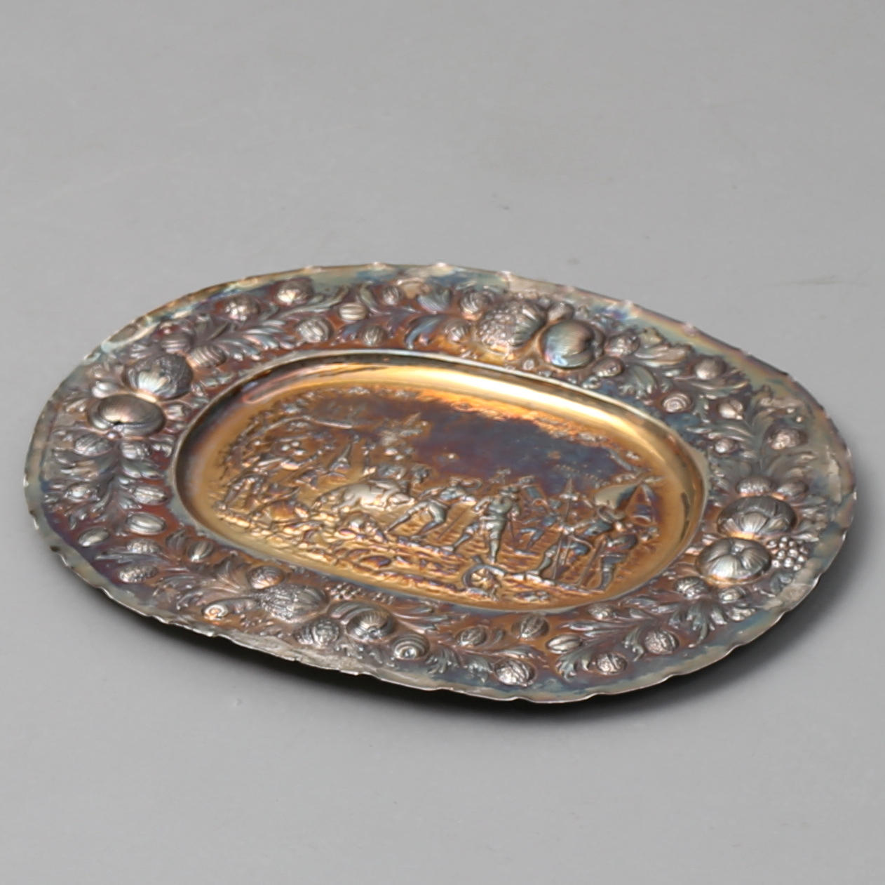 SILVERFAT, sk Presenterfat, med motiv av krigsbatalj och dekor av växt/blomblad, Carl Gustav Hallberg, vikt ca 2 kg.