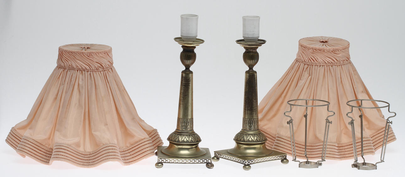 LJUSSTAKAR 1 par omgjorda till bordslampor, nysilver, GAB, 1800/1900-tal.