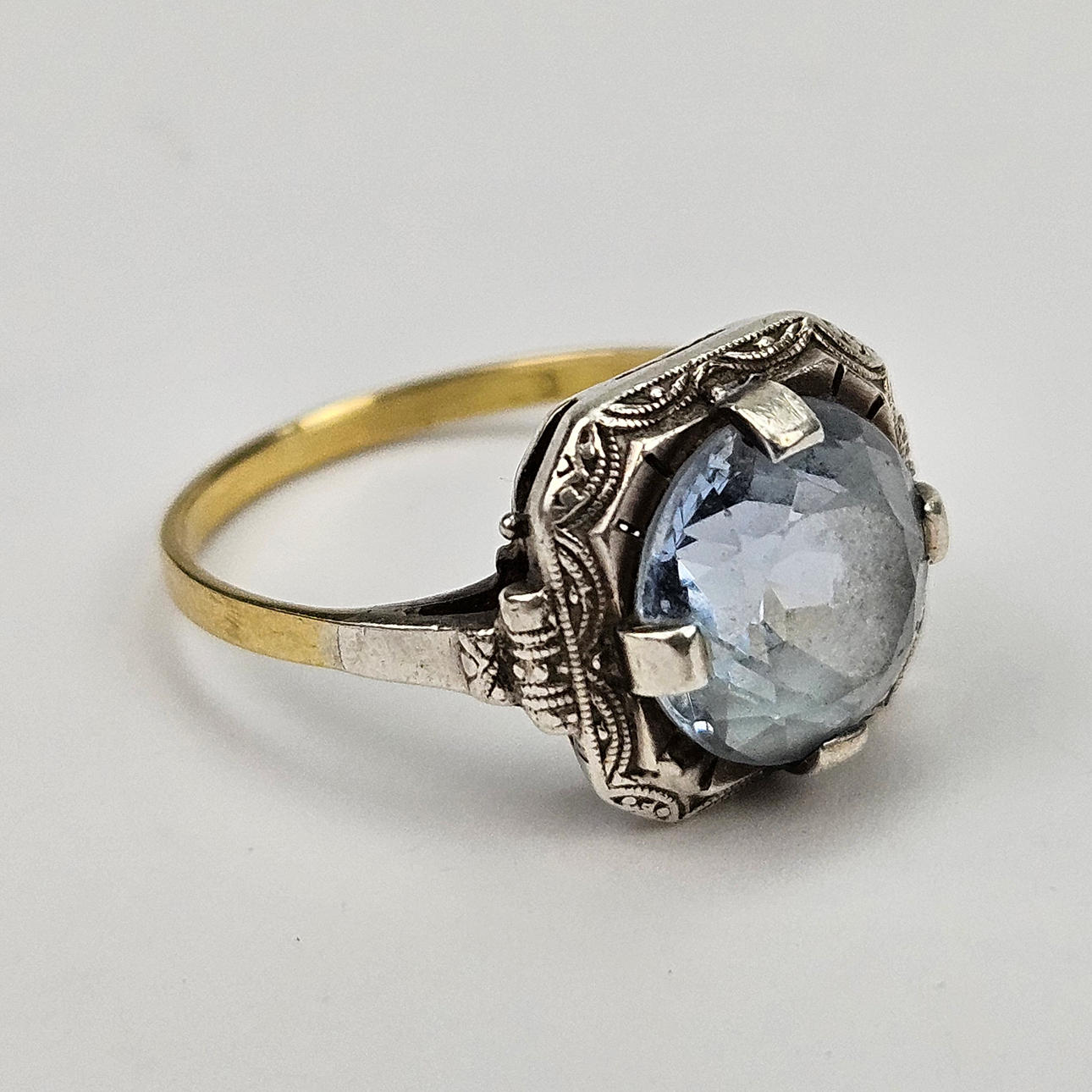 RING mit hellblauem Stein, Silber und Gold, 18 Karat.