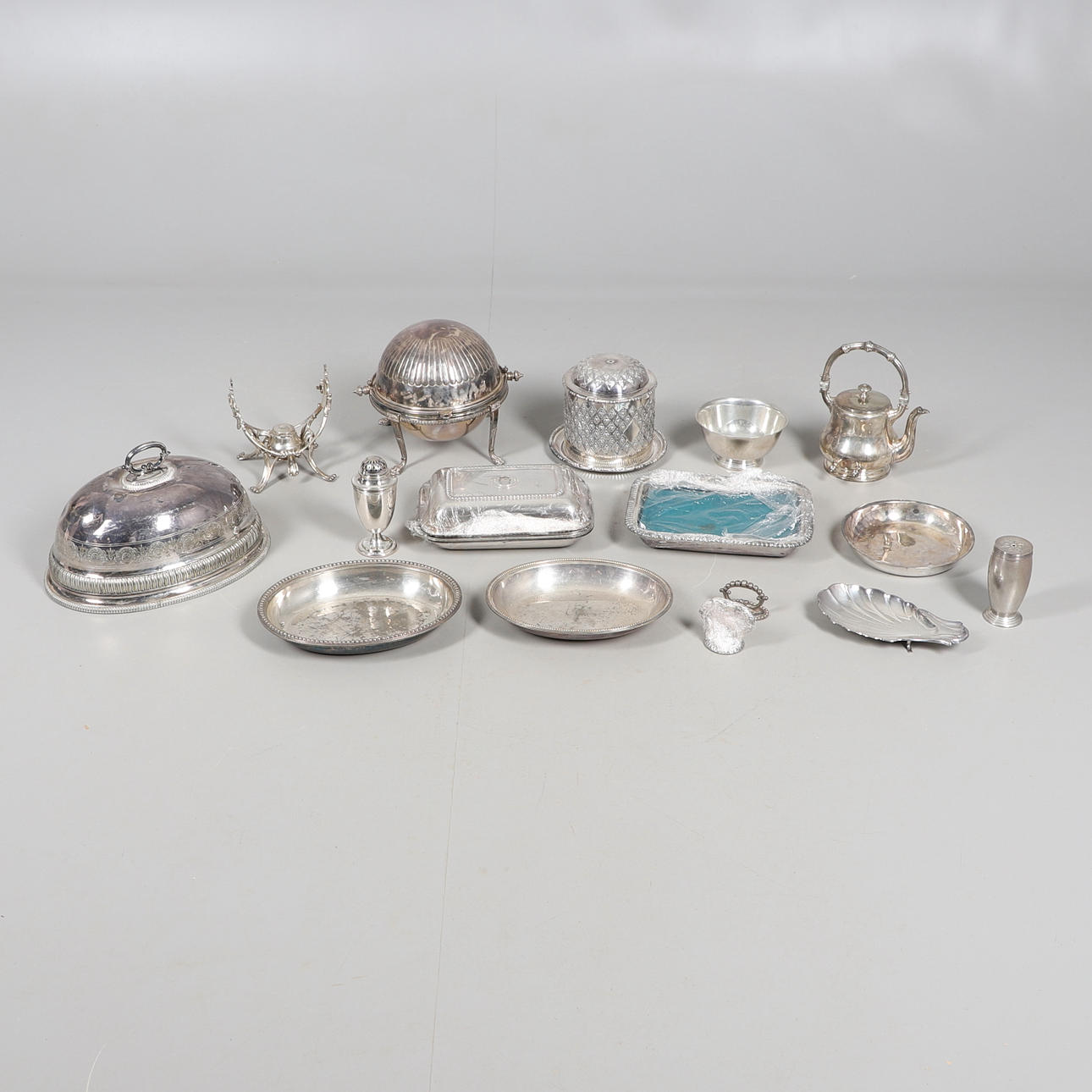 EN ART DECO-PERIODE SØLVSUKKERRØR.