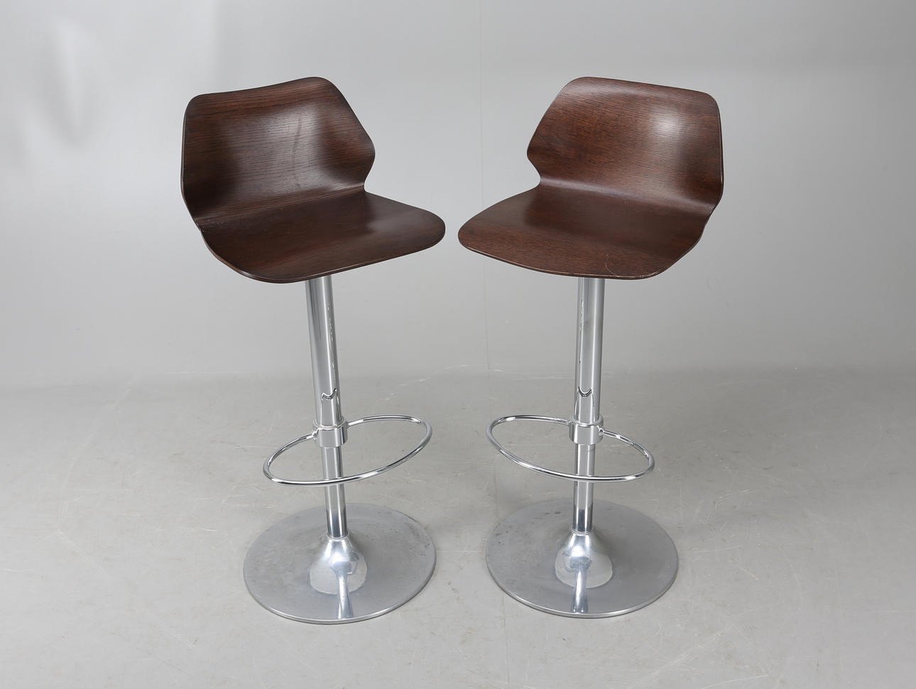 BARSTOLAR, ett par, trä/metall, 1900-tal.