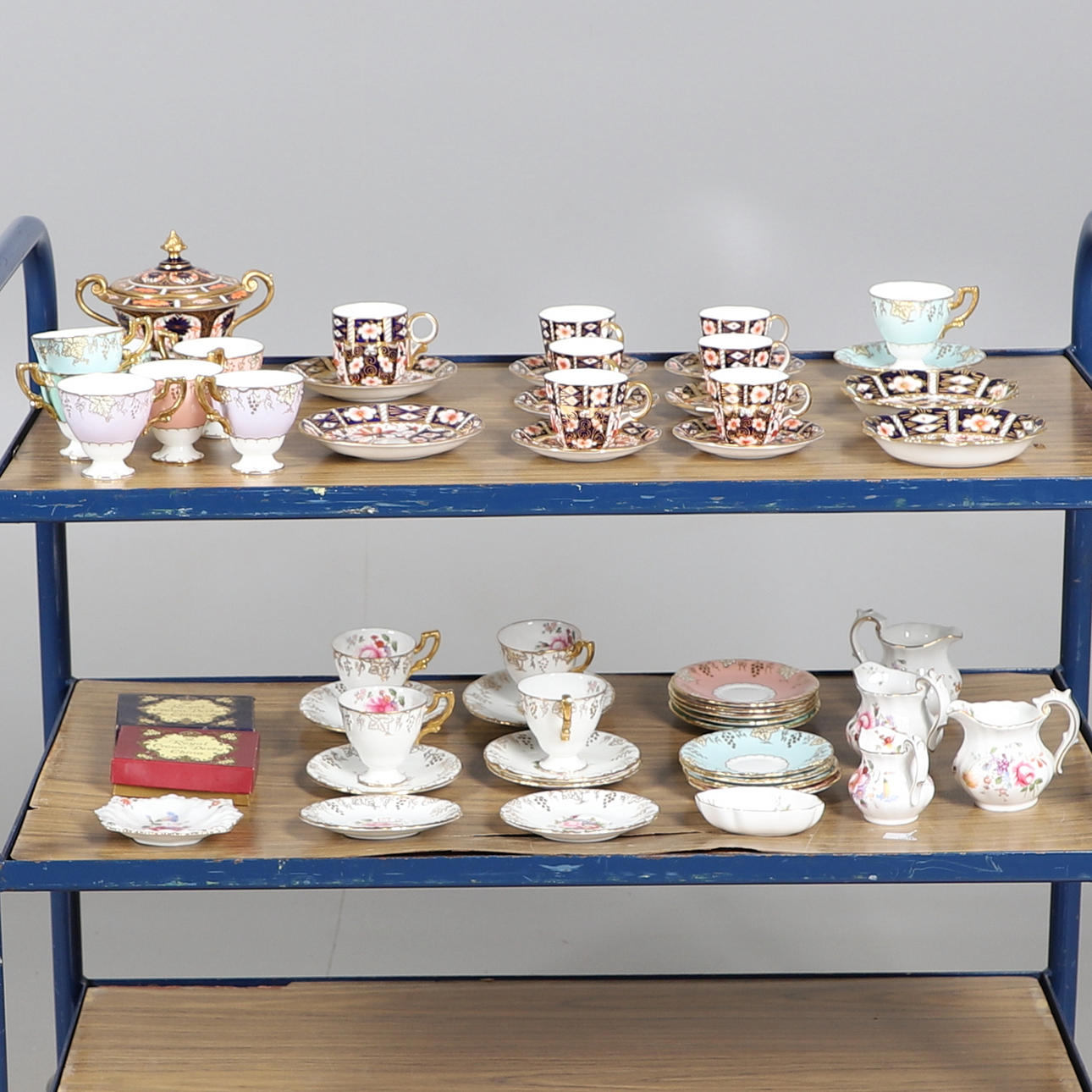 SAMMLUNG VON ROYAL CROWN DERBY.