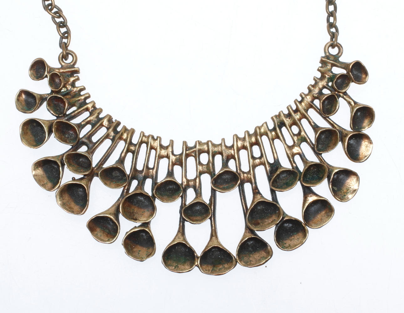 HALSSMYCKE, brons, "Lava", Hannu Ikonen, Finland.