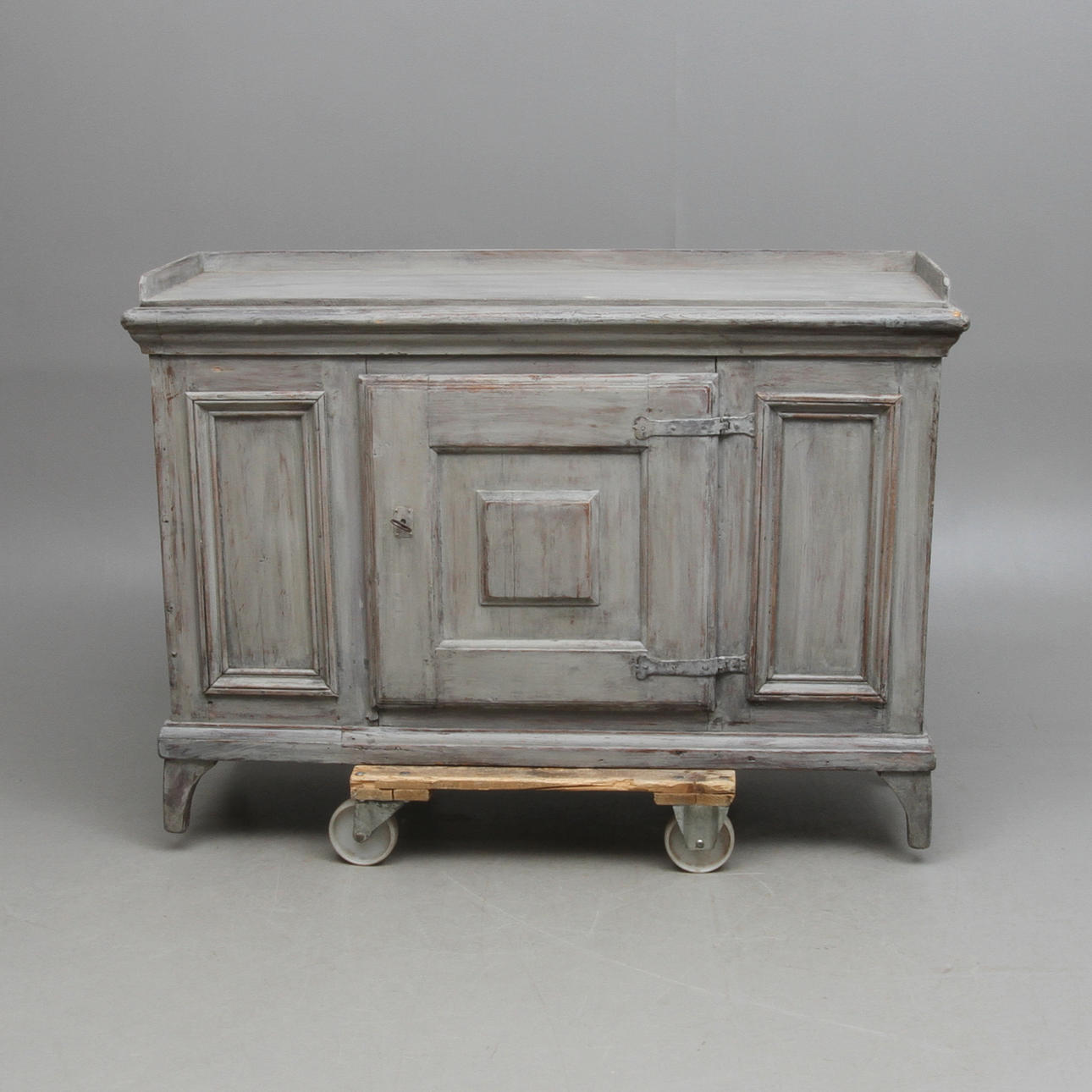 SKÄNK, gråmålad, 1800-tal.