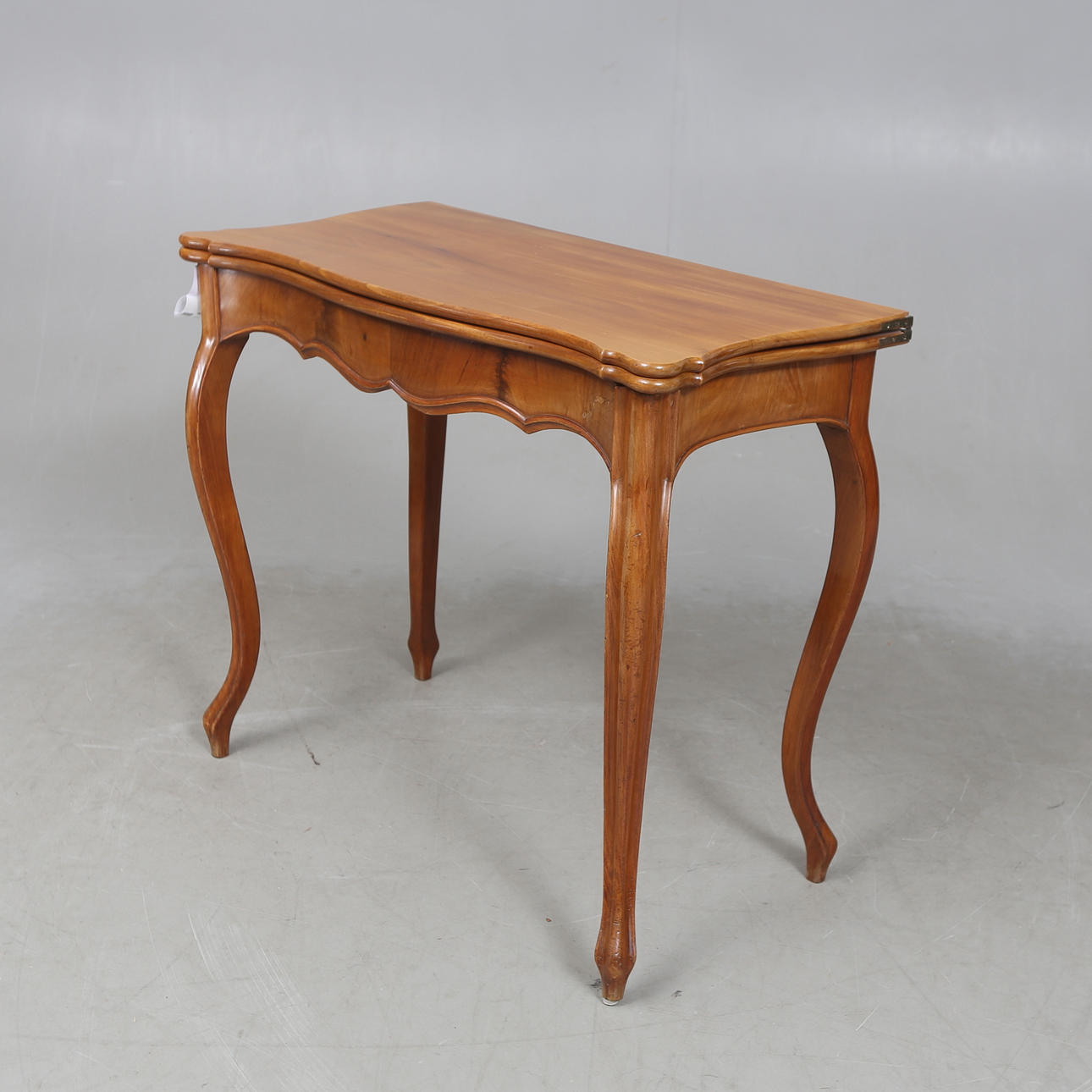 Mesa de juego de estilo rococó, siglo XIX.