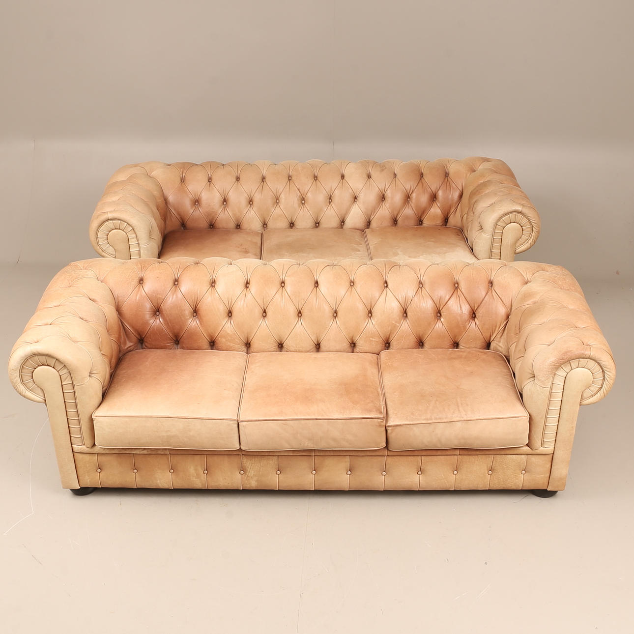 Un par de sofás Chesterfield, años 2000.