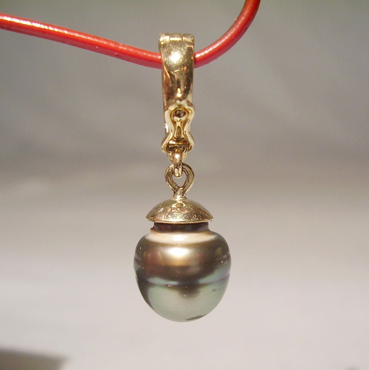 GULD HÄNGE MED ÄKTA TAHITISKA PÄRLA.