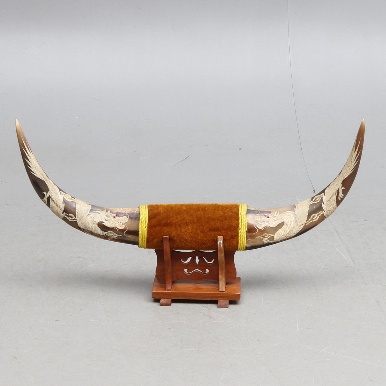 PRYDNADSHORN, buffelhorn, med dekor av drakar, orientaliskt, 19/2000-tal.