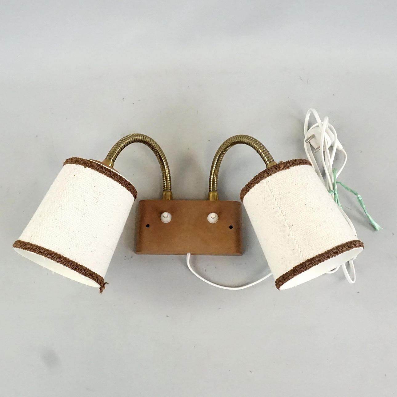 SÄNGLAMPA mässing/plast, 2 ljuspunkter.