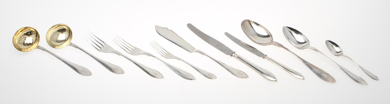 BESTICKSERVIS.110 delar, Silver, "Spetsig gammal svensk", C.G Hallberg, ca 4000 gram.