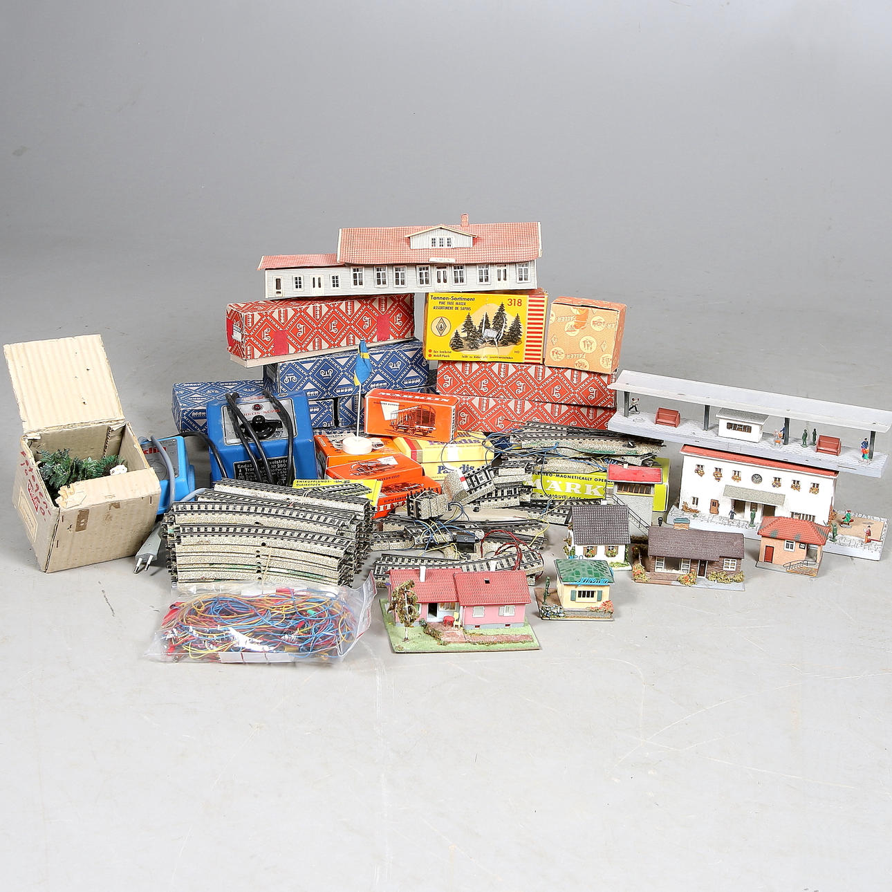 MODELLTÅG, ca 85 delar, MÄRKLIN, ånglok 3000, diesellok 3021, vagnar, räls och hus. Skala H0.