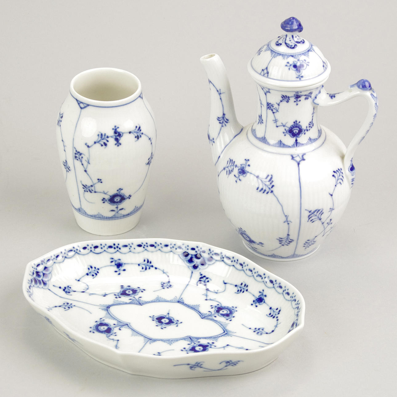 SERVISDELAR, 3 stycken, "Musselmalet", Royal Copenhagen.