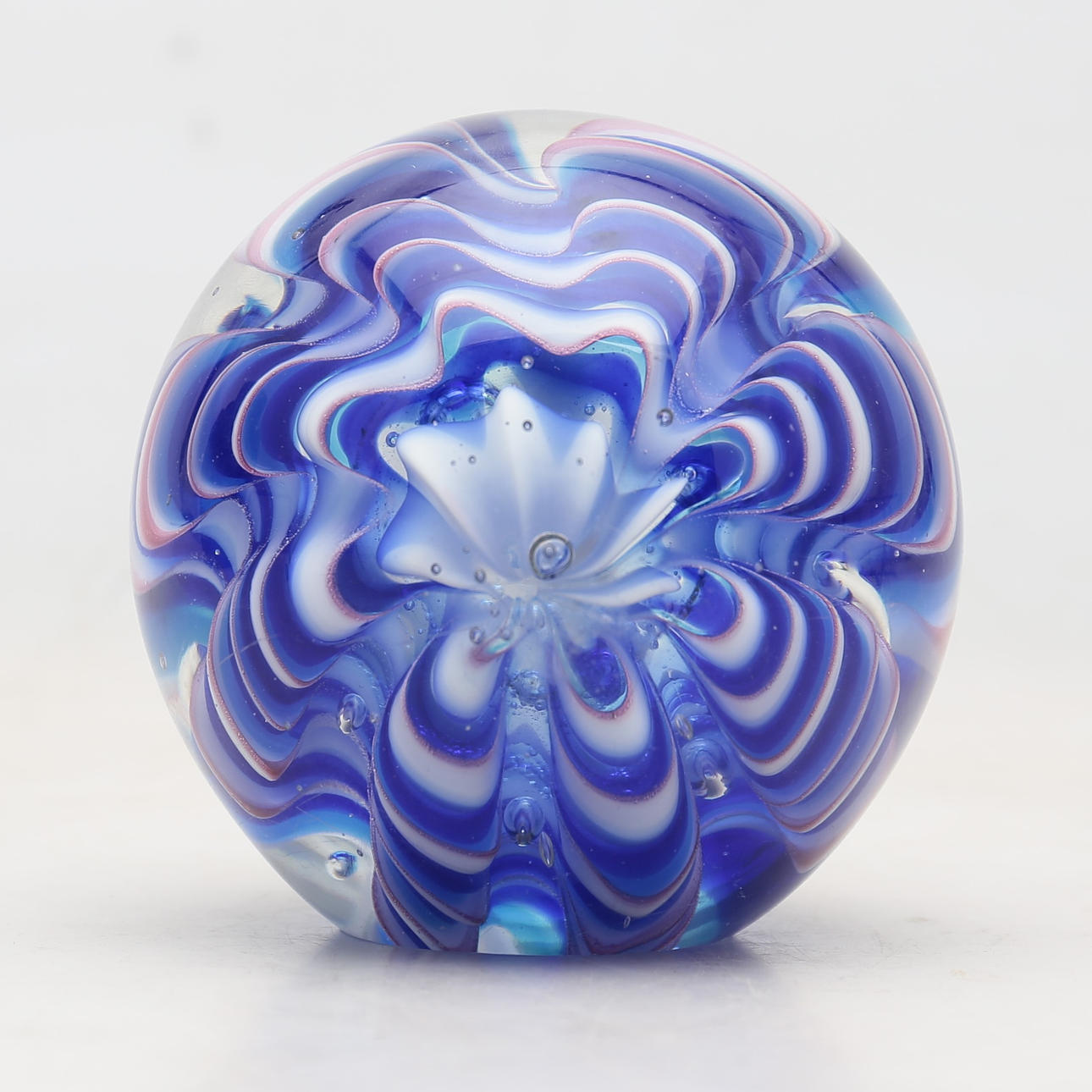 Dekorative Glaskugel mit polychromen Einschlüssen und Lacticiniumfäden.