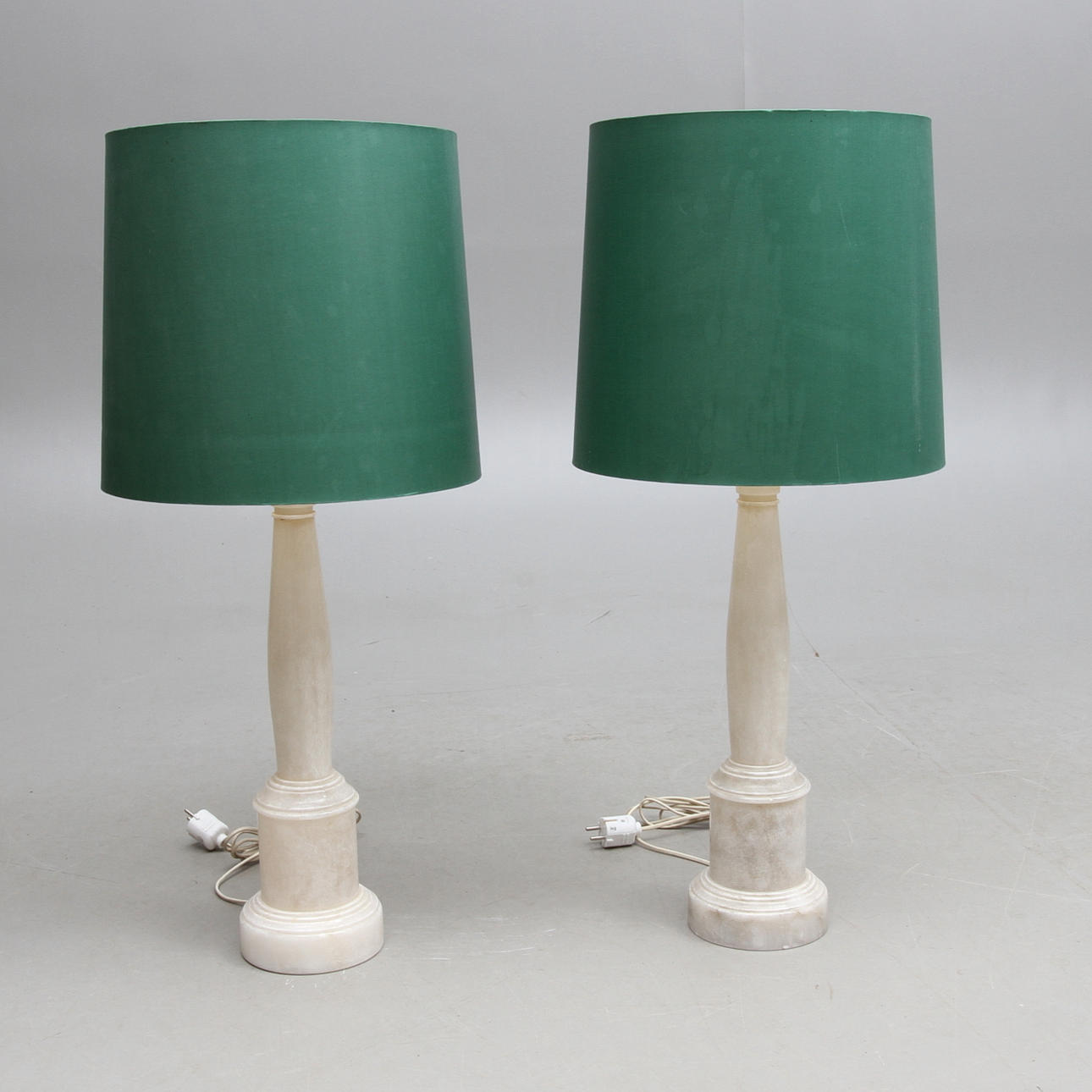BORDSLAMPOR, ett par, alabaster, 1900-talets andra hälft.