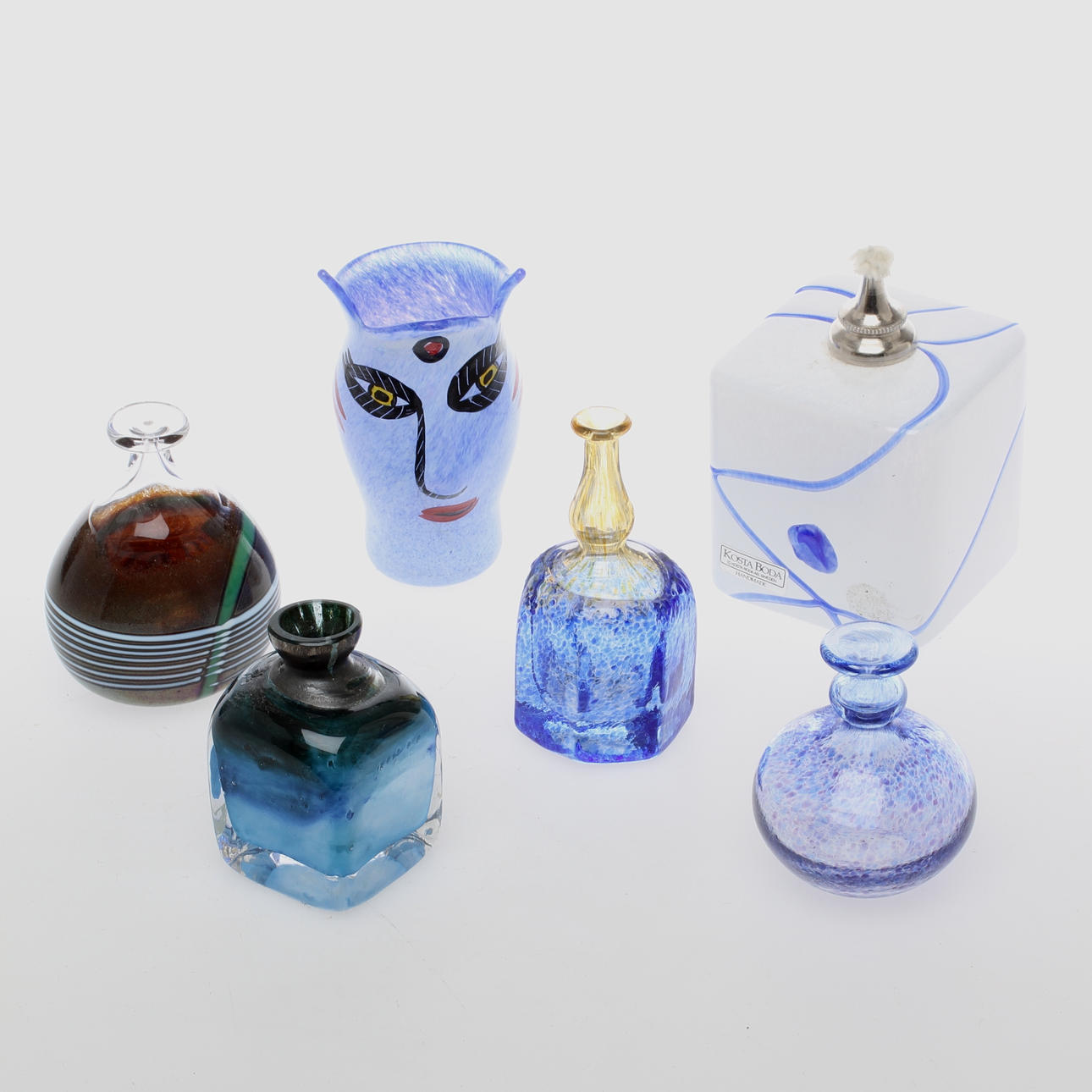 MINIATYRER samt OLJELAMPA, 6 delar, glas, Bertil Vallien samt Ulrica Hydman-Vallien.