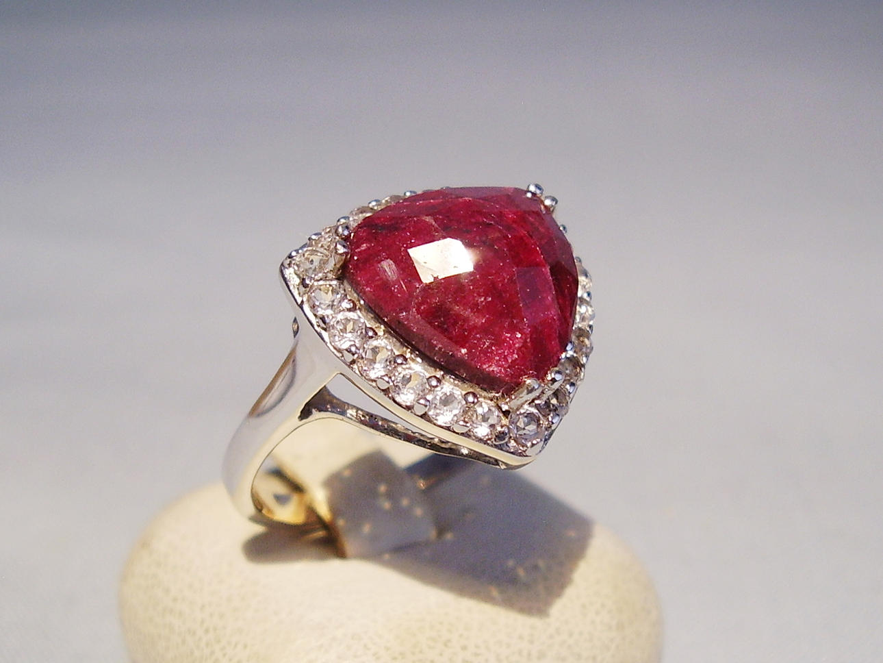 RUBINRING med VIT TOPAS FÖLJE silver 925, ädelstenar tillsammans ca. 6,65 ct.