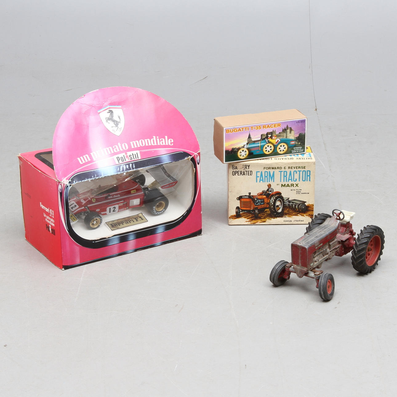 PARTI leksaker, MARX "Farm Tractor" i originalkartong, Polistil Ferrari i originalkartong, traktor i gjutjärn.