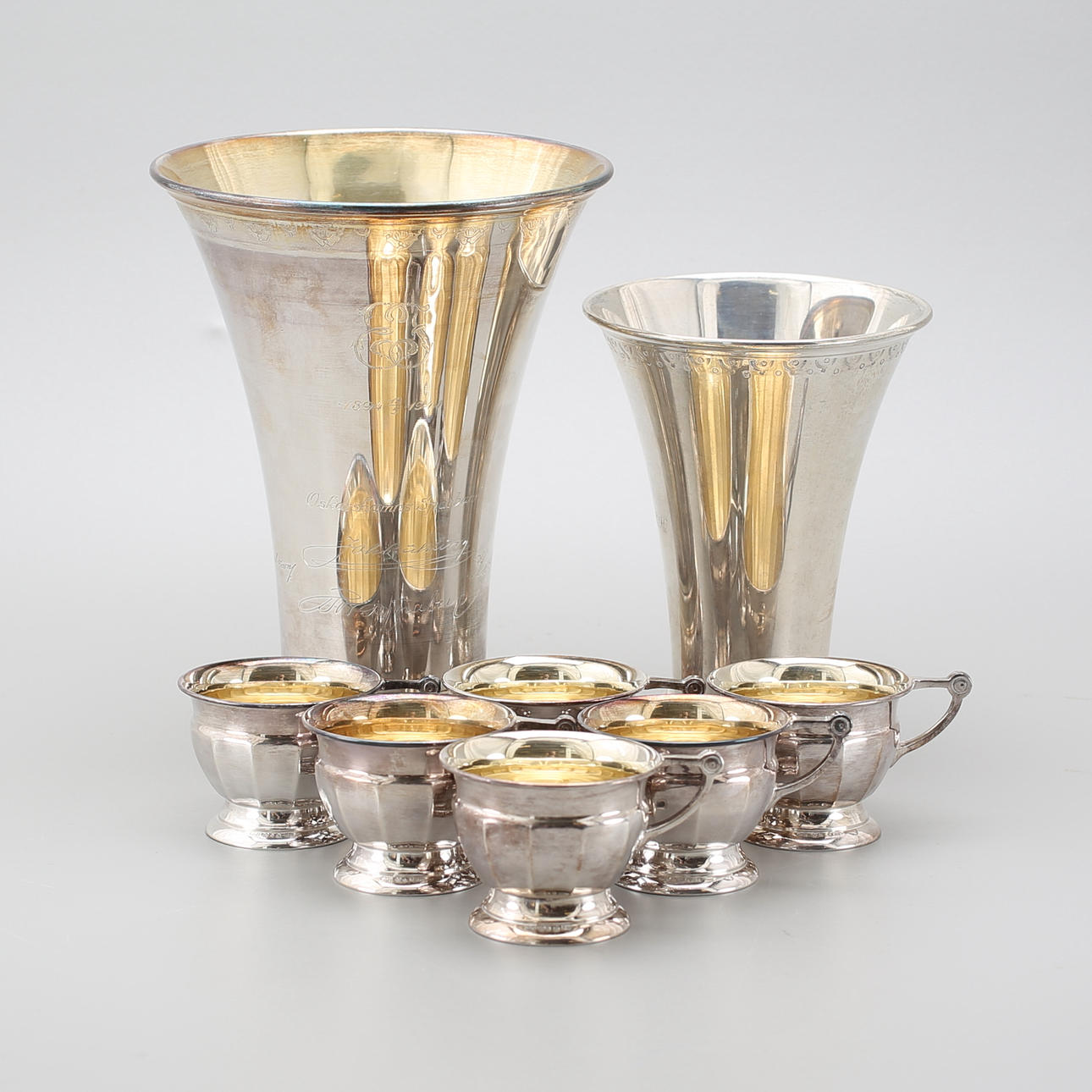 PUNSCHMUGGAR (6) samt POKALER (2), silver, vikt 703 g.