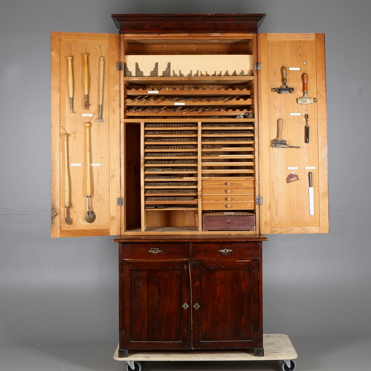 BOKFÖRGYLLARSKÅP, med tryckeri tillbehör samt bokbindarutrustning, 18/1900-tal.