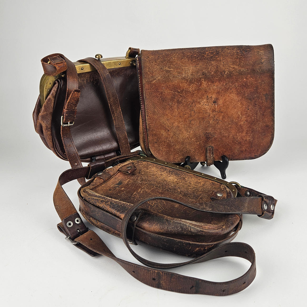 VÄSKOR, 3 st. Läder. Bland annat jaktväska.