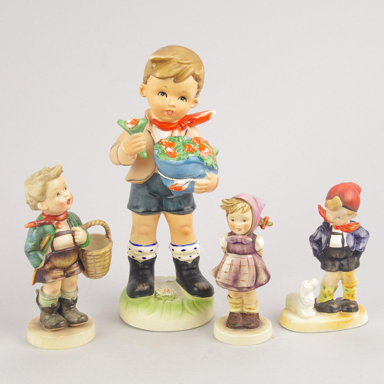 FIGURINER, 4 stycken varav 2 stycken Hummel.