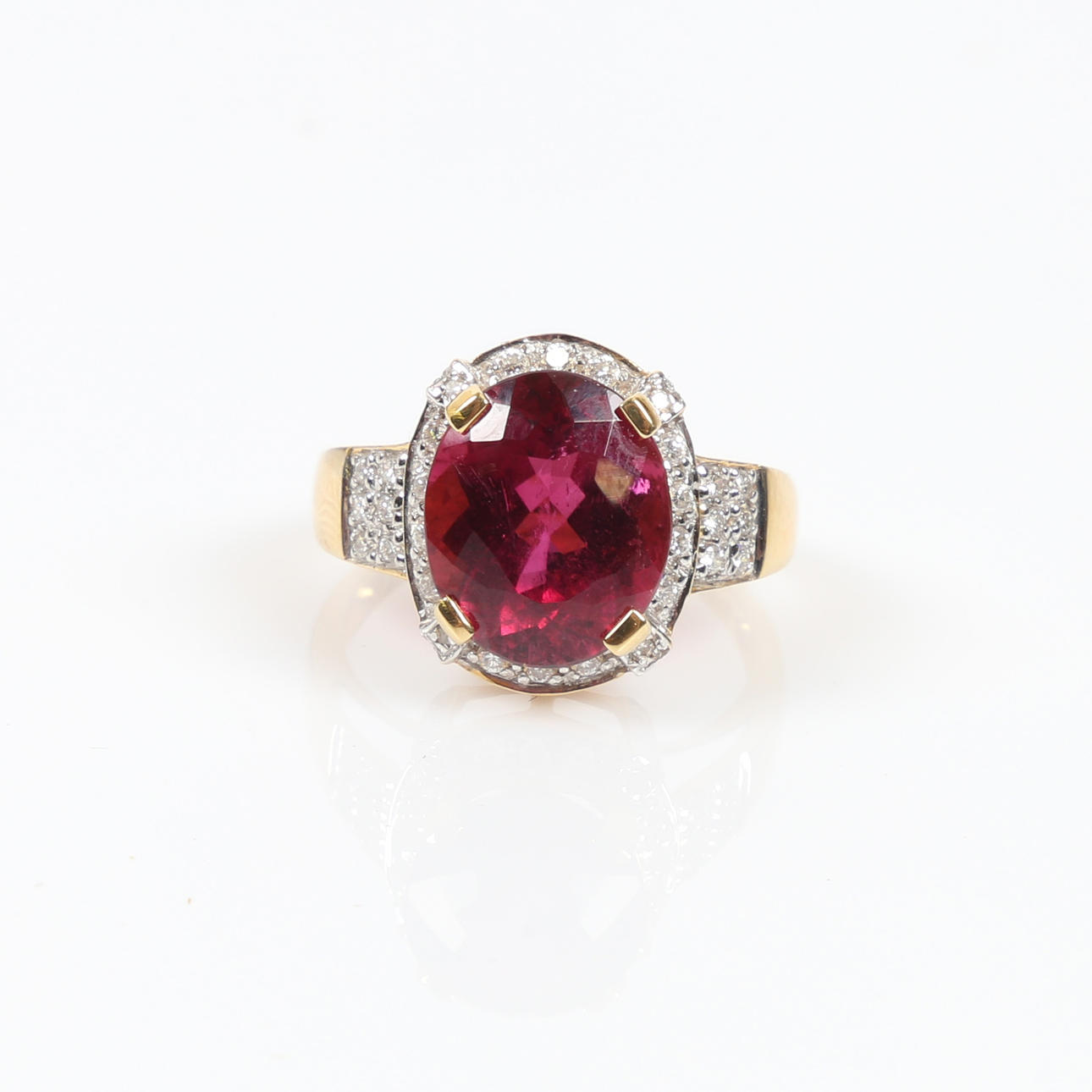 18CT GOLD RUBELLITE AND DIAMOND COCKTAIL RING.