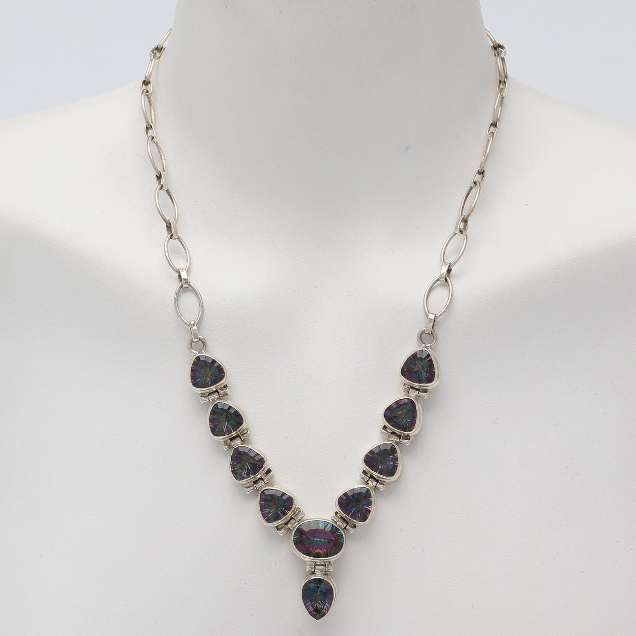 HALSKÆDE, sølv med mystisk topas.