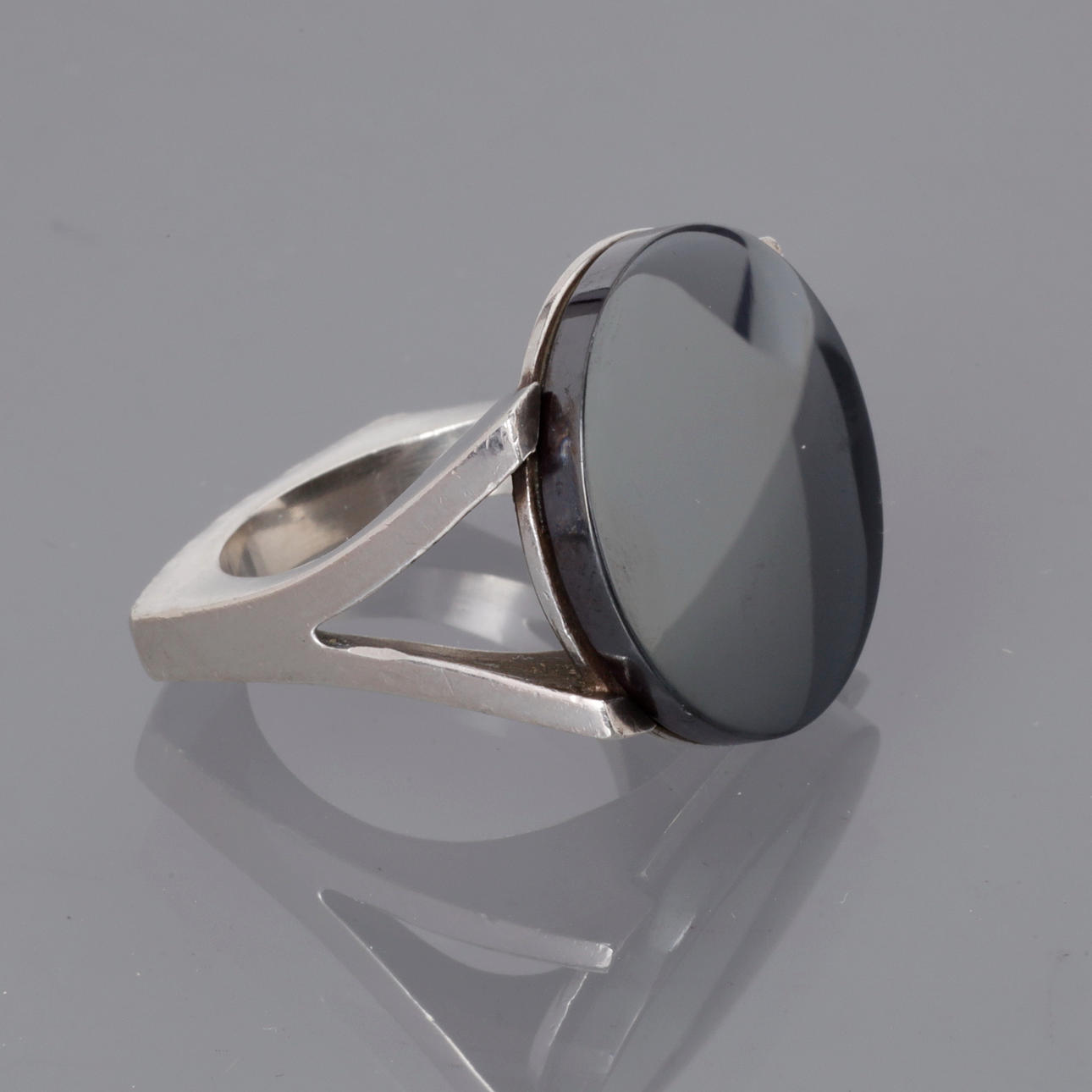 GEORG JENSEN. Ring med hematite, Georg Jensen, dessin A75, Danmark.